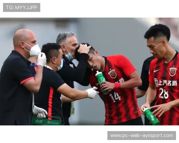 中场球员进行“转身传球”专项练习，拨开防线成为主题