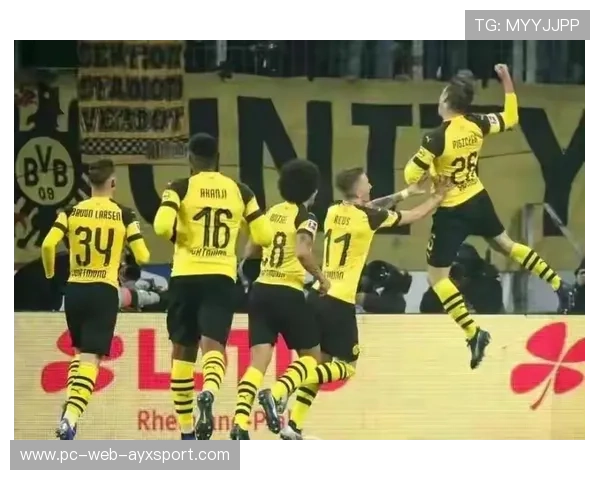 多特雷纳连续脚后跟相互配合完成小范围破门：足球技艺的巅峰展现