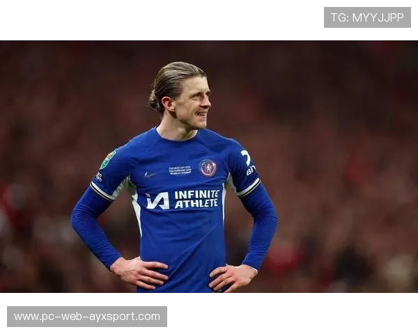 切尔西反复利用弱侧制造空档，加拉格尔频繁前插