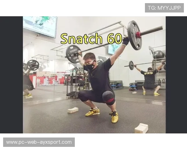 举重选手加强专项爆发力训练