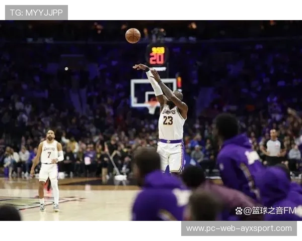 詹姆斯强行杀入内线得手，湖人继续把持比赛