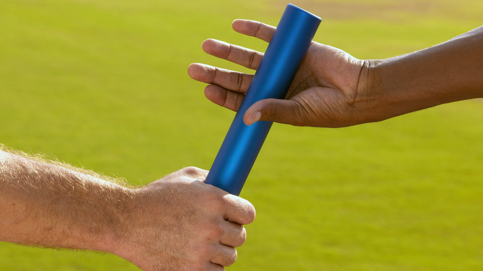 《电子竞技广告新玩法：创新营销引爆粉丝热情》，电子竞技宣传海报