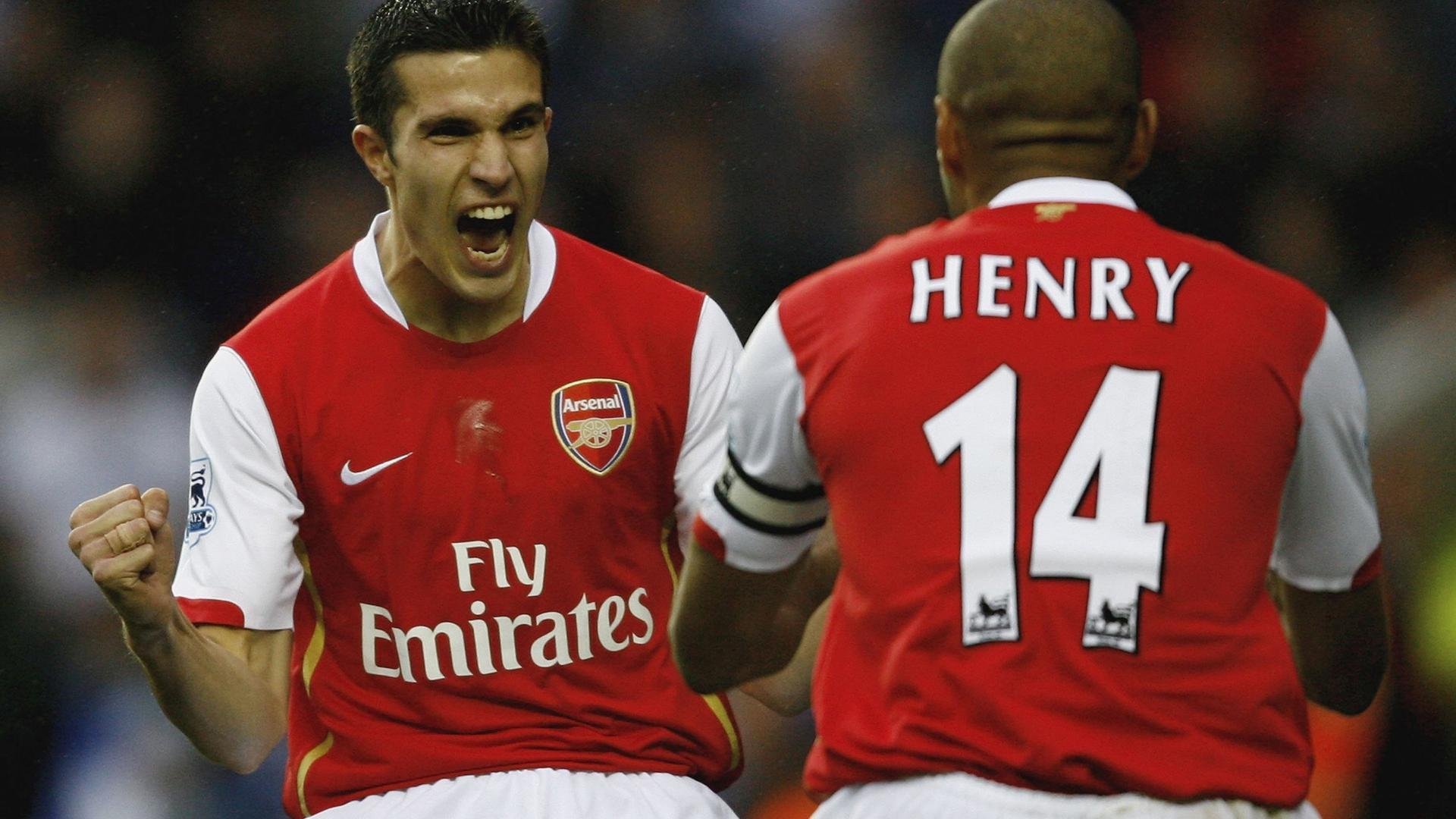 《电竞新玩法：线下反向线上同步直播》